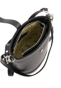 Sort læder crossbody taske med en tekstureret overflade, indvendig lynlåslomme og et mønstret foer. Sølv hardware detaljer.
