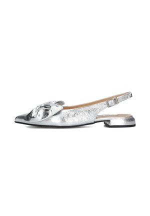 Zilveren metallic slingback ballerina's met een spitse neus, voorzien van een decoratieve knoopaccent op de instap en een lage blokhak. Textuurlijke afwerking van het materiaal.