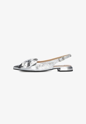 Zilveren metallic slingback ballerina's met een spitse neus, voorzien van een decoratieve knoopaccent op de instap en een lage blokhak. Textuurlijke afwerking van het materiaal.
