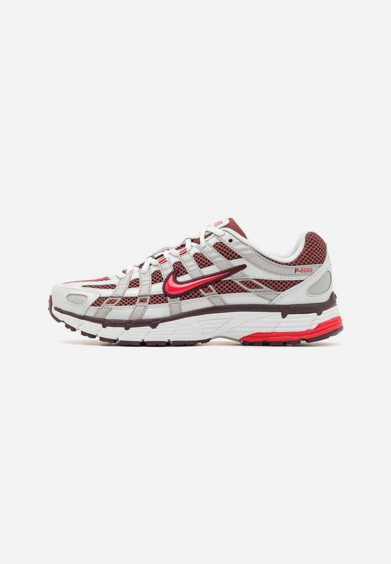 Nike Sportswear - P-6000 SC - Sneakers laag - summit white/fire red/dark pony/light iron ore/burgundy crush/black, Vergroten