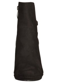 Schwarzer Ankle-Boot aus Wildleder mit glatter Oberfläche, schlanker Form und seitlichem Reißverschluss. Verfügt über einen niedrigen Absatz mit Schichtholz-Optik und minimalen Nähten.