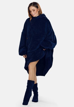 Coperta con cappuccio oversize di colore blu navy realizzata in tessuto morbido e soffice, con una grande tasca frontale e maniche lunghe per comfort e calore.