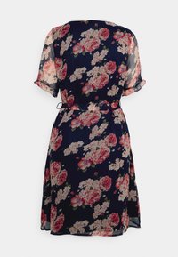 Vestido floral com fundo azul-marinho e padrões de rosas rosa e brancas, mangas curtas, cintura ajustada com cordão e barra rodada.