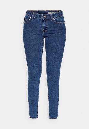 Blugi skinny din denim albastru închis, cu cinci buzunare, bucle pentru curea și cusături portocalii pe margini. Textură netedă și design ajustat.