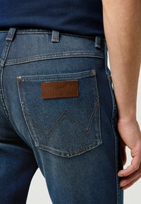 Wrangler 5-POCKET - Vaqueros rectos - fog