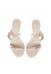 Sandali con tacco alto beige, con punta aperta, cinturino sottile alla caviglia e dettaglio della fibbia piatta. Parte superiore in pelle liscia con design minimalista.