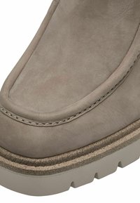 Bottine en cuir gris avec une texture lisse, bout arrondi, semelle en couches contrastées de clair et d'obscur, et couture décorative le long du bord.