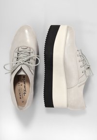 Marcel Ostertag x Tamaris Stringate - light grey