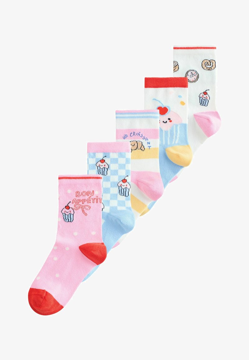 Fünf Paare bunter Socken mit lustigen Lebensmittelmotiven. Materialien umfassen Baumwolle mit weicher Textur. Farben: Pink, Blau, Weiß, Gelb und rote Akzente.