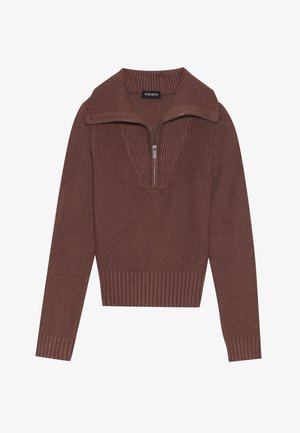 Suéter marrón de canalé con cuello de media cremallera, tela texturizada y puños ajustados. Largo corto con un dobladillo ancho de canalé.