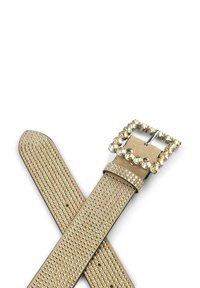 Cinturón dorado con correa texturizada, adornado con rhinestones, que presenta una hebilla cuadrada decorada con acentos de vidrio.
