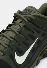 Πράσινο αθλητικό παπούτσι με διχτυωτό και συνθετικό υλικό, διαθέτει χονδρές κορδόνες, έντονο λευκό λογότυπο και σχεδίαση υφής στην σόλα.