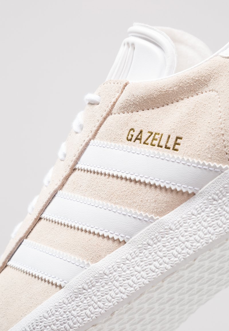 adidas Originals GAZELLE UNISEX - Trainers - footwear white/beige - Zalando.ie adidas Originals GAZELLE UNISEX - Trainers - footwear white/beige - Zalando.ie