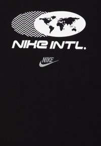 Nike Sportswear TEE AMPLIFY UNISEX - Camiseta estampada - black