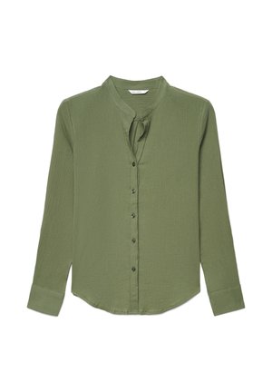 Olivgrüne Bluse mit langen Ärmeln, strukturiertem Stoff, Knopfleiste vorne und Stehkragen mit kleinem Knotendetail.