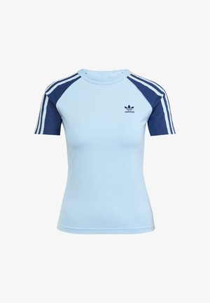 T-shirt bleu clair à manches courtes avec des manches raglan marine et trois rayures blanches. Arbore un logo Adidas sur la poitrine. Design stretch et ajusté.
