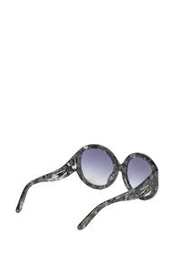 Okrągłe okulary przeciwsłoneczne z szaro-czarnym marmurkowym wzorem, z gradientowymi fioletowymi soczewkami i grubymi, zakrzywionymi ramionami zapewniającymi stabilność.