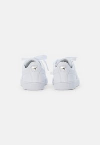 Białe sneakersy Puma wykonane z gładkiej skórzanej cholewki, z wyprofilowaną kołnierz, sznurowaniami oraz teksturowaną gumową podeszwą. Złote akcenty logo na pięcie.