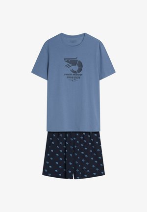 Blaues kurzärmliges Hemd mit Garnelen-Grafik und Text "Tiger Shrimp 2026-2126", kombiniert mit navyblauen Shorts mit kleinen Garnelenmustern.