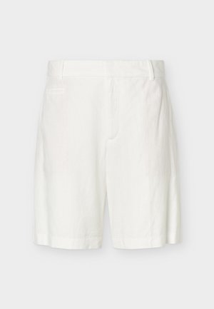 Weiße, maßgeschneiderte knielange Shorts mit Gürtelschlaufen und einer Seitentasche, vorne auf einfarbigem Hintergrund gezeigt.