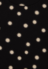 Tessuto nero a righe con motivi a raggi di sole color crema distribuiti uniformemente sulla superficie. La texture è liscia con leggero effetto rigato.