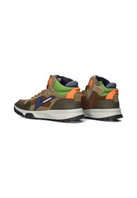 Bruine wandelschoenen met groene, oranje en marineblauwe accenten. Synthetisch bovenwerk, textuurpanelen, gevoerde kraag en robuuste zool. Ritsdetail aan de zijkant.