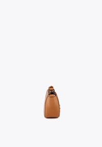 Borsa tan con una chiusura dorata, vista di lato, presenta un design strutturato e una texture liscia su uno sfondo semplice.