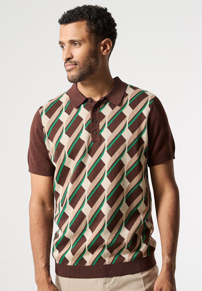 Camisa polo de manga corta con un patrón geométrico en marrón, crema y verde. Tejido de punto con cuello y dobladillo acanalados.