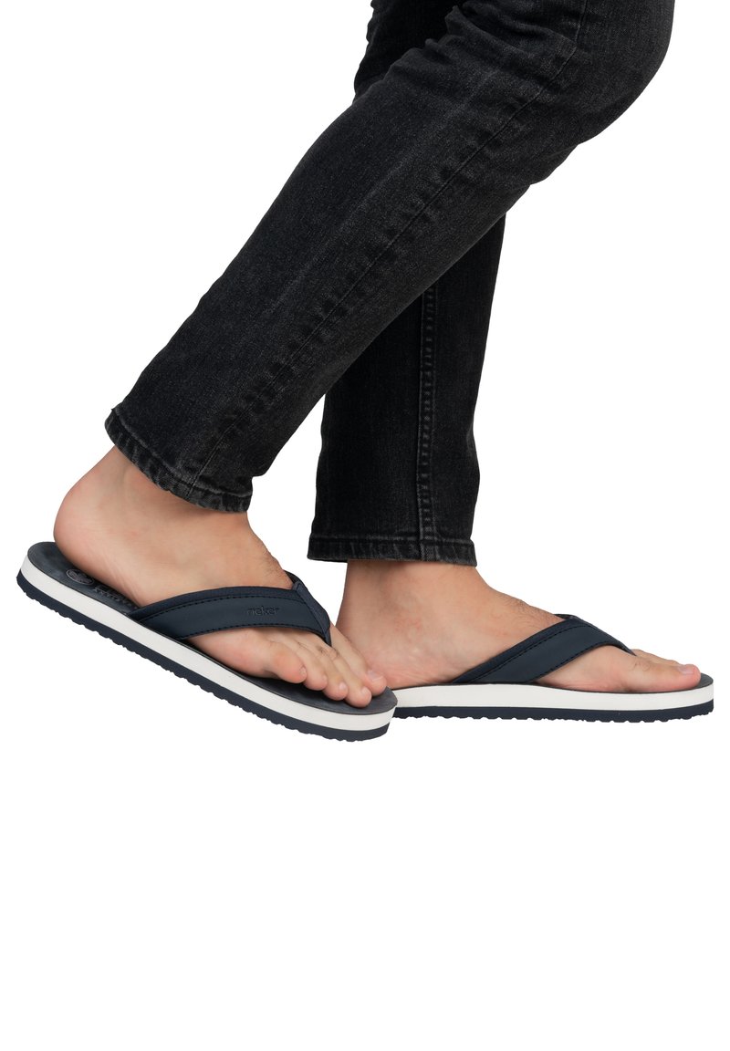 Tongs navy avec une tige synthétique lisse et des sangles rembourrées. Semelle en caoutchouc blanche avec un motif texturé pour une meilleure adhérence.