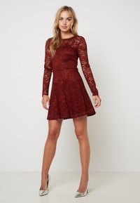 Vero Moda VMCELEB - Hverdagskjole - fired brick