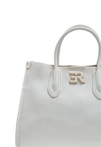 Bolso tote blanco hecho de material suave, con doble asa y un logo dorado "ER" en el frente. Forma simple y estructurada con detalles de costura.