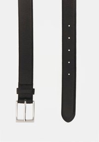 Cinturón de cuero negro con una textura suave, que presenta una hebilla rectangular de plata y orificios espaciados de manera uniforme a lo largo de la correa para ajustes.