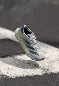 adidas Performance - ADIZERO SL2 - Scarpe da corsa su strada - cloud white   royal blue   pure ruby Immagine in miniatura 1