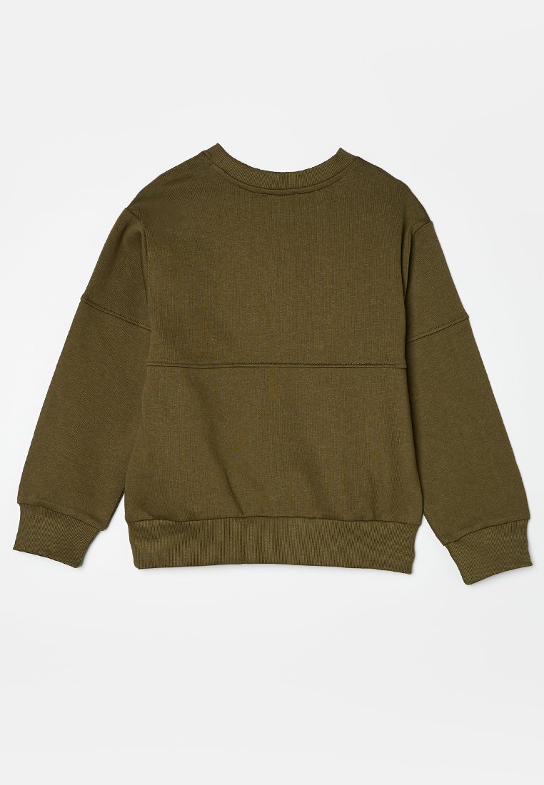 Oliwkowy sweatshirt wykonany z miękkiego materiału. Posiada okrągły dekolt, długie rękawy oraz ściągacze na rękawach i na dole. Prosty, bez ozdób design.