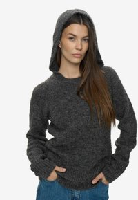 Sudadera con capucha de color gris oscuro, hecha de una tela gruesa y texturizada. Presenta puños y dobladillo acanalados, con un corte holgado y una apariencia suave y acogedora.