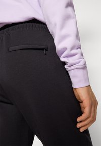 KARL LAGERFELD PANTS - Treningo apatinė dalis - black