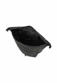 Borsa nera in nylon con molte tasche con zip, apertura superiore, interno ampio e texture liscia. Presenta manici laterali per il trasporto.