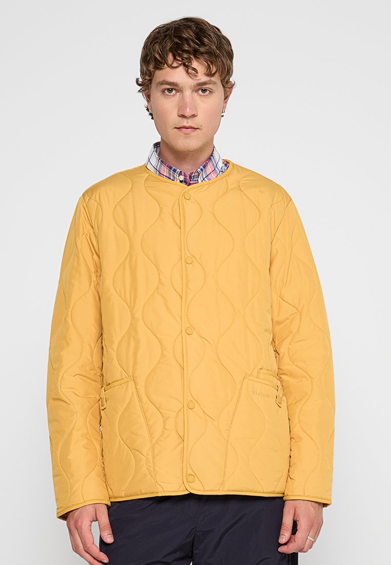 Gelbe gesteppte Jacke mit rundem Halsausschnitt, Druckknöpfen und seitlichen Taschen. Verfügt über ein strukturiertes Muster und ein Logodetail auf der Front.