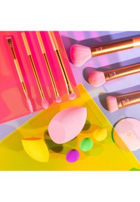 Real Techniques HYPERBRIGHTS SCULPT LOCK CONTOUR BRUSH - Pennelli trucco
