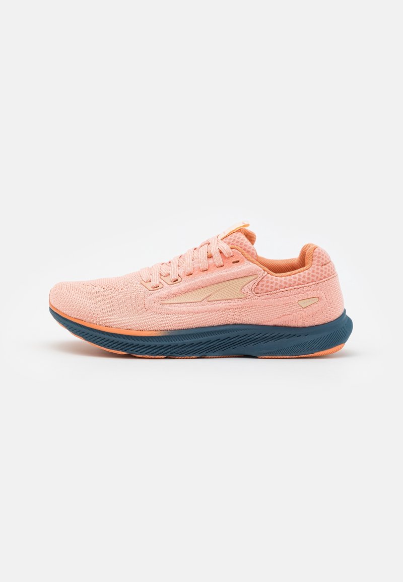 Chaussure de course rose clair à lacets avec dessus en tissu texturé et semelle bleu foncé, vue de côté sur fond blanc.