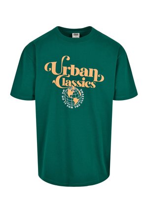 Grønn bomull T-skjorte med korte ermer og rund hals. Har oransje tekst: "Urban Classics" og globusgrafikk, med teksten "Vi gjør det for kulturen."