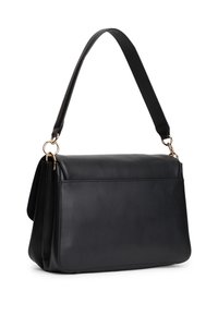 Černá kožená kabelka s pevnou konstrukcí, obdélníkovým tvarem, nastavitelným ramenním popruhem, zlatými kovovými doplňky a plochou přední kapsou.