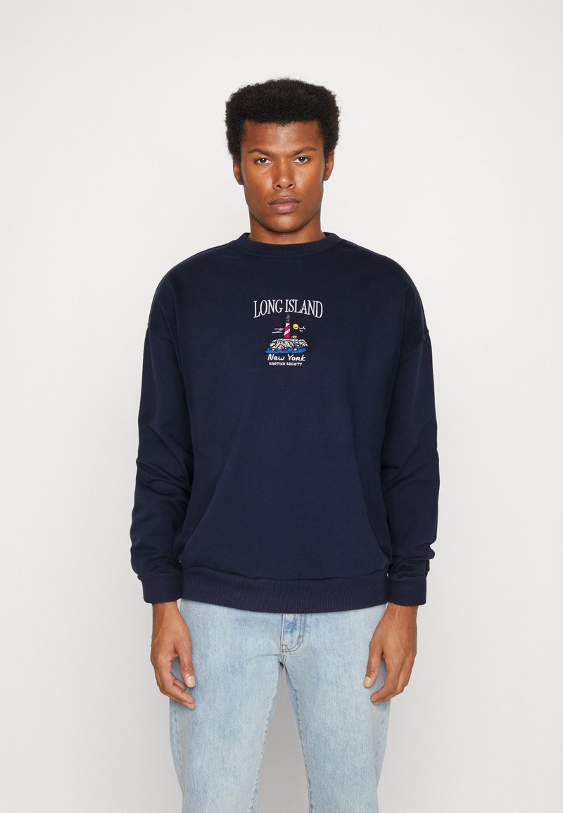 Sudadera azul marino de mezcla de algodón, con cuello redondo, mangas largas y diseño bordado de "LONG ISLAND" y un faro en la parte frontal.