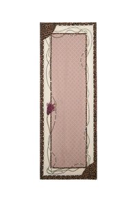 Bufanda rectangular con un patrón de diamantes rosas en el centro, borde crema que presenta cadenas entrelazadas de perlas y oro, y bordes exteriores con estampado de leopardo.