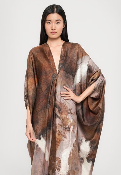 Barna és taupe színű, kimono stílusú köntös, absztrakt mintával, mély V-nyakkivágással, széles ujjakkal és lágy, textúrált anyaggal.