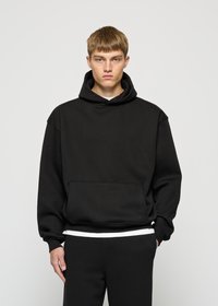 Schwarzer Kapuzenpullover mit einer Fronttasche, entspanntem Schnitt, gerippten Bündchen und Saum. Verfügt über eine glatte Textur und ein minimalistisches Design.