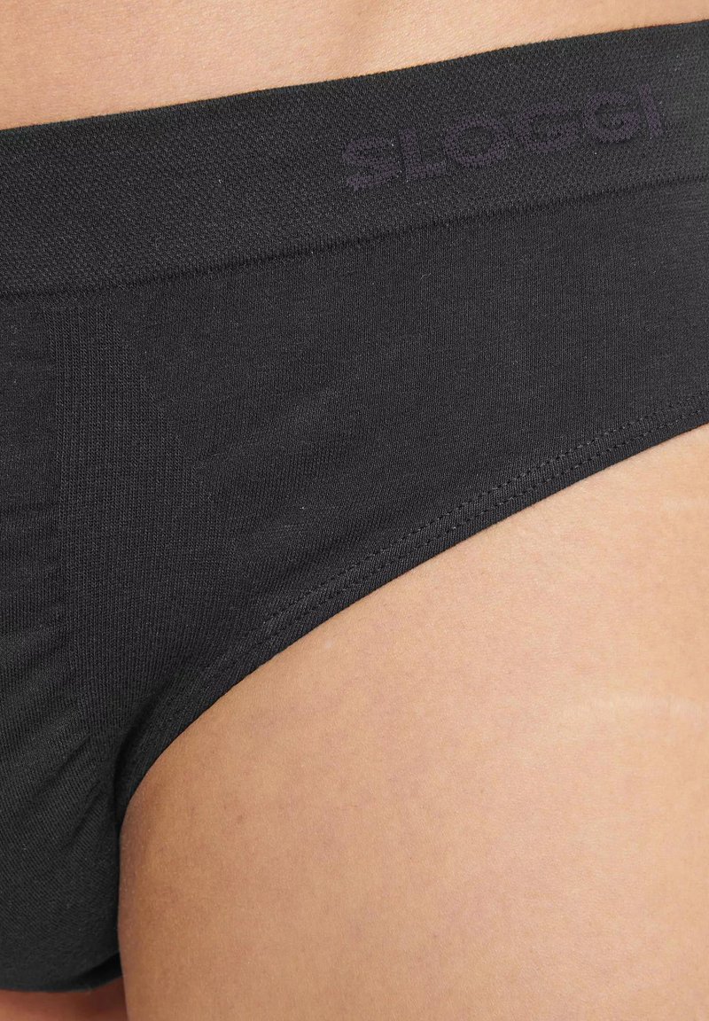 Zwarte Sloggi slips met een zachte stofstructuur, voorzien van een gladde tailleband en een minimalistisch ontwerp, waarbij schone lijnen en een eenvoudige vorm worden benadrukt.