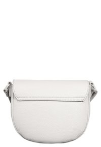 Bolso de cuero blanco tipo bandolera con forma redondeada, superficie texturizada y cierre de solapa. Presenta un detalle de hardware en tono plateado en la correa.