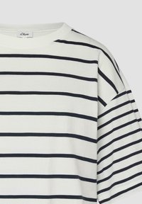 Weißes kurzärmeliges Hemd mit schwarzen horizontalen Streifen und rundem Ausschnitt, mit dem s.Oliver Markenlabel im Krageninneren.