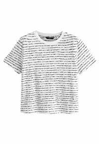 Vit kortärmad T-shirt med ett svart horisontellt randmönster. Tillverkad av mjukt tyg med rund halsringning och avslappnad passform.